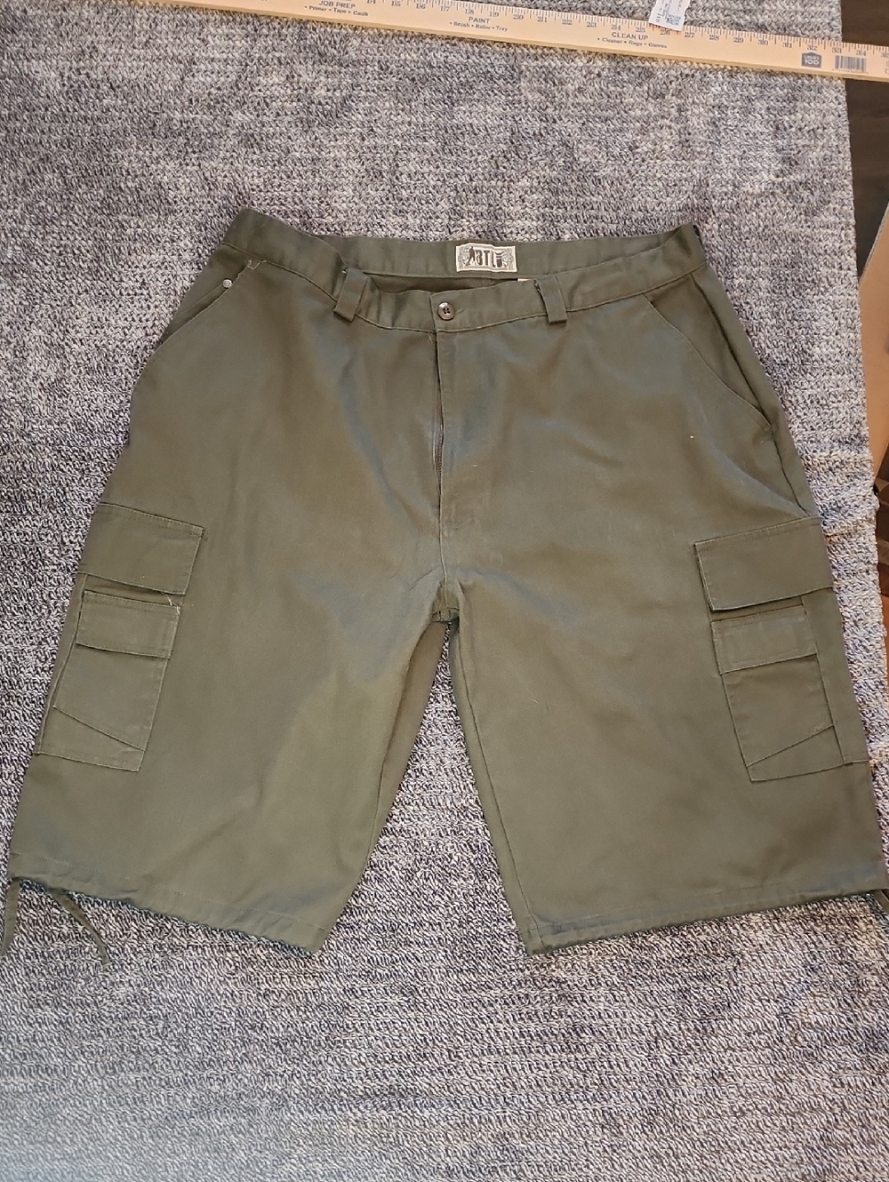 BTL SIZE 40 Men's Olive Cargo Shorts with Multi-Pocket Utility Design